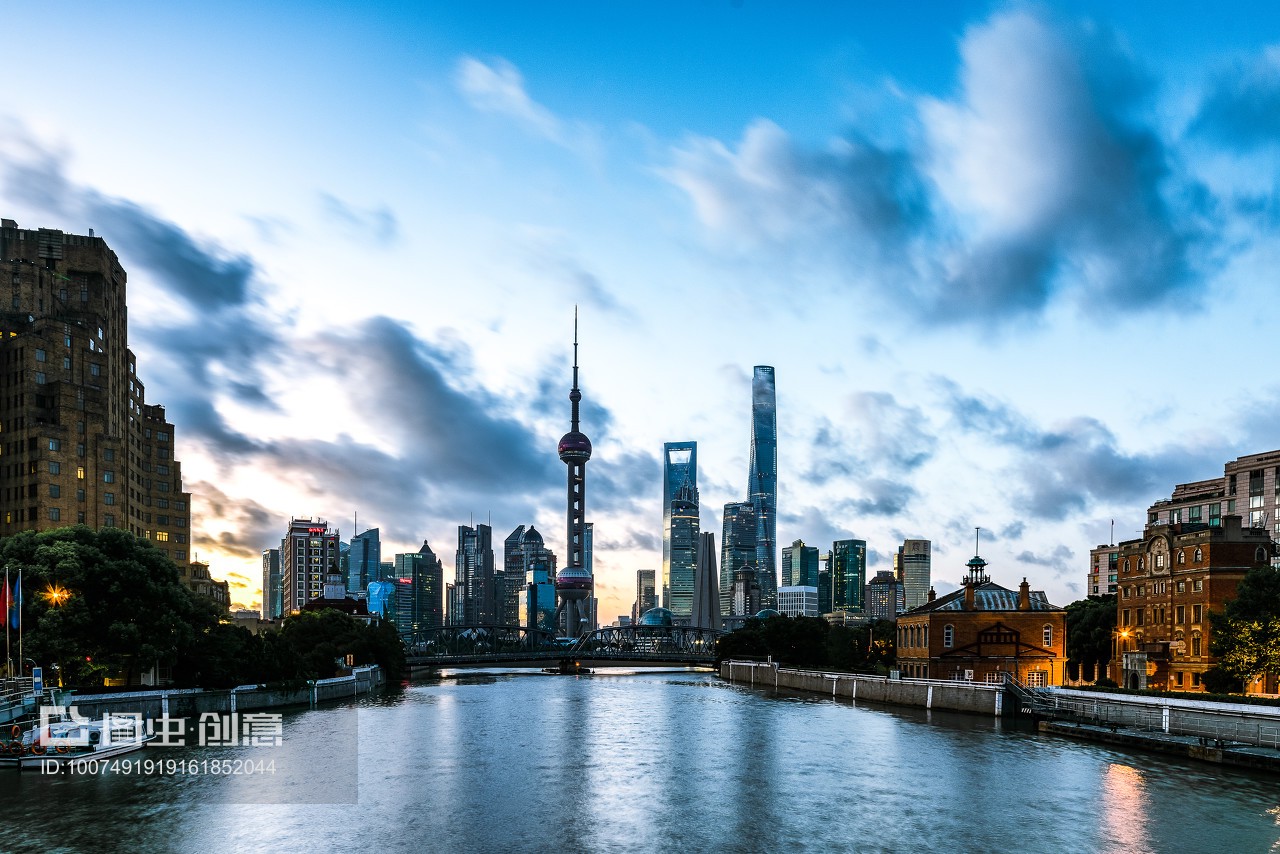 上海陸家嘴城市天際線 現(xiàn)代都市的璀璨明珠